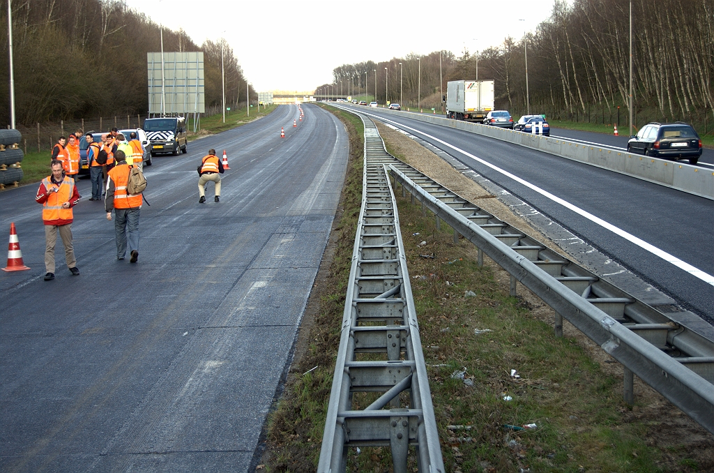20100402-173919.bmp - A1 wegvak tussen de viaducten Oldenzaalsestraat (N734) en Lossersvoetpad, onderdeel van het project Integraal Groot Onderhoud (IGO) A1 kp. Buren-Duitse grens. In de HRR op dit punt is dit onderhoud reeds uitgevoerd en doet dienst als 2+0 fasering.