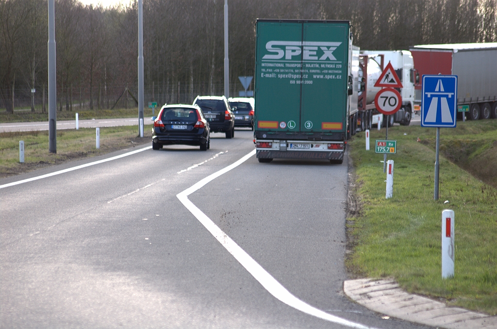 20100402-175634.bmp - Meer te beleven op de A1 grensstreek. Tijdens het Duitse Fahrverbot op goede vrijdag mogen vrachtwagens het land niet in wat tot parkeeroverlast leidt zoals hier op de toerit in de aansluiting de Lutte.