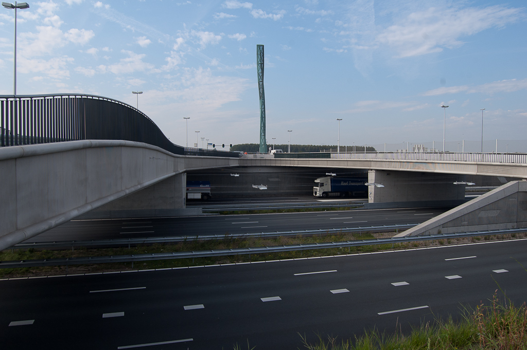 20110916-140921.jpg - Marinus van Tyrus viaduct (Y-vormig) dat Papendorp verbind met de afrit 8 en de N198. Linker viaduct is voor het gewone verkeer, rechter voor het openbaar vervoer en de fietsers.