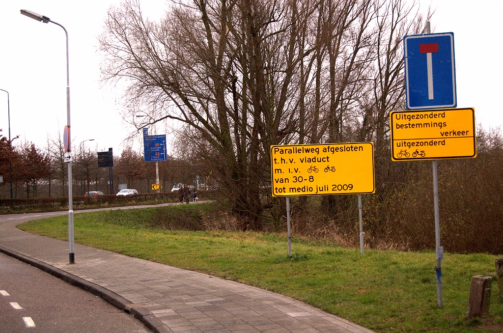 20081221-143715.bmp - Oude Gestelseweg, parallelweg langs de N617 in de richting van de aansluiting St. Michelsgestel.