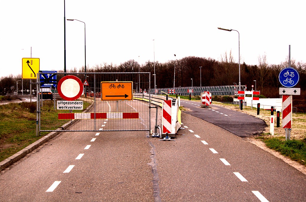 20081221-143857.bmp - Voor de vervanging van het oude viaduct in de aansluiting St. Michelsgestel zijn een aantal faseringen aangelegd. Fietsverkeer wordt van de parallelweg afgeleid...