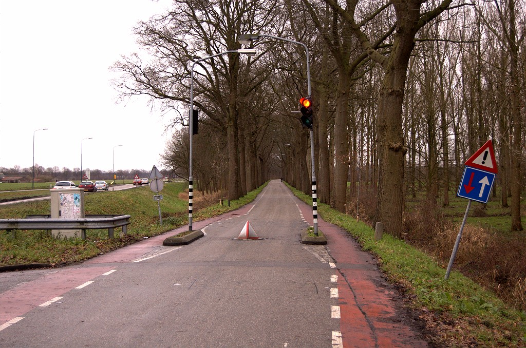 20081221-145020.bmp - De parallelweg gaat hier verder met de naam Pettelaar. Aan de bomen te zien is deze weg aanzienlijk ouder dan de N617, zodat het vroeger de hoofdverbinding tussen St. Michelsgestel en 's Hertogenbosch moet zijn geweest.