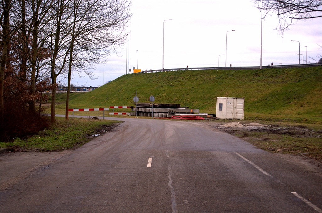 20081221-152947.bmp - Voorheen liep de Kloosterstraat dwars door het knooppunt Hintham heen om vervolgens Jan Heijmanslaan te heten in 's Hertogenbosch. Deze OWN verbinding tussen de twee gemeenten is met de A2 ombouw komen te vervallen.