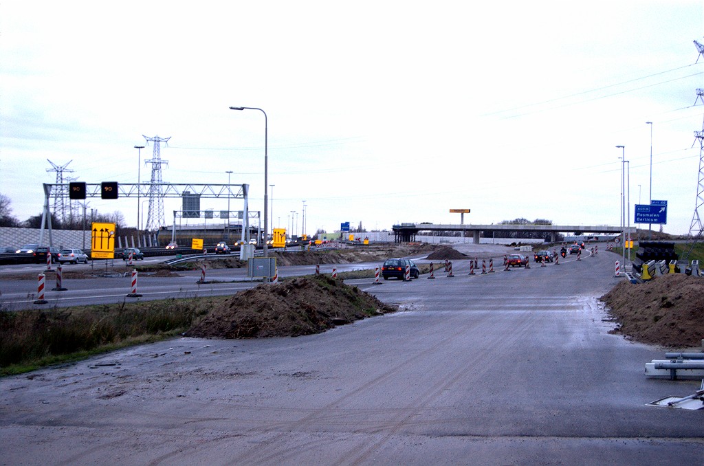 20081221-154211.bmp - Parallelbaan oost tussen de Aa bruggen en kp. Hintham, waar de verbindingsweg Eindhoven-Nijmegen alvast overheen is gelegd.