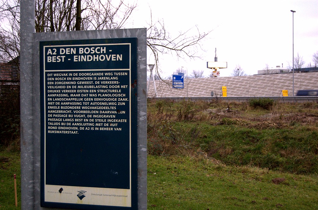 20081221-161535.bmp - Dit informatiebord in een parkeerplaats bij de aansluiting Rosmalen gaat over een ander A2 wegvak. Een raadsel waarom het hier is neergezet.