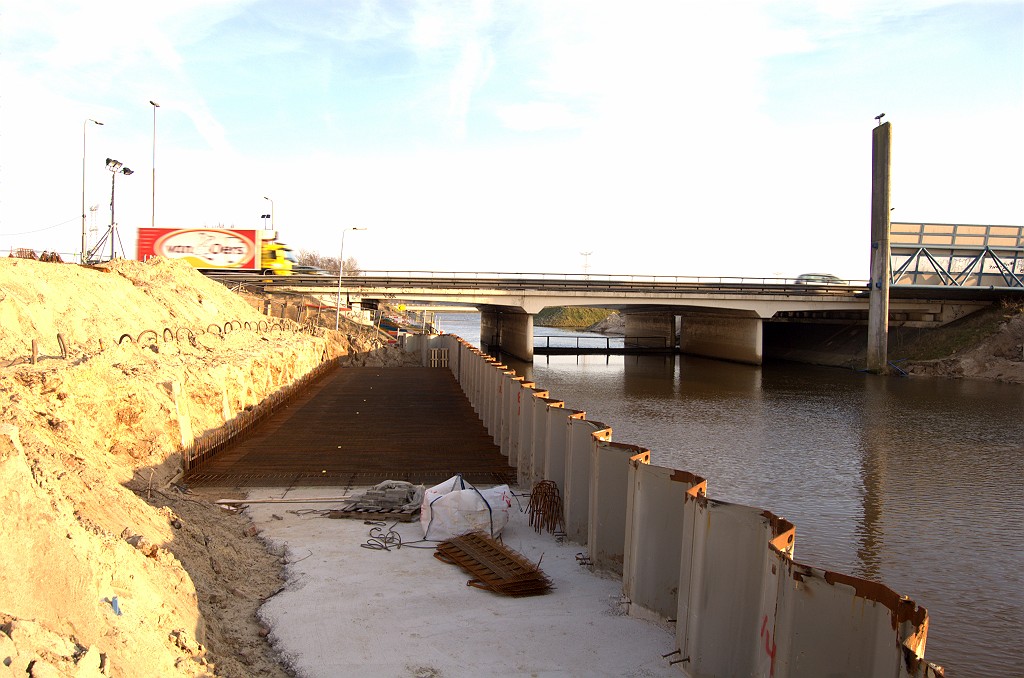 20081227-143131.bmp - Met de nieuwe Aa bruggen wordt deze situatie verbeterd, aan de waterkerende damwanden te zien. Tevens een betonnen fundering voor het nieuwe rijwielpad in plaats van de oude stoeptegels.