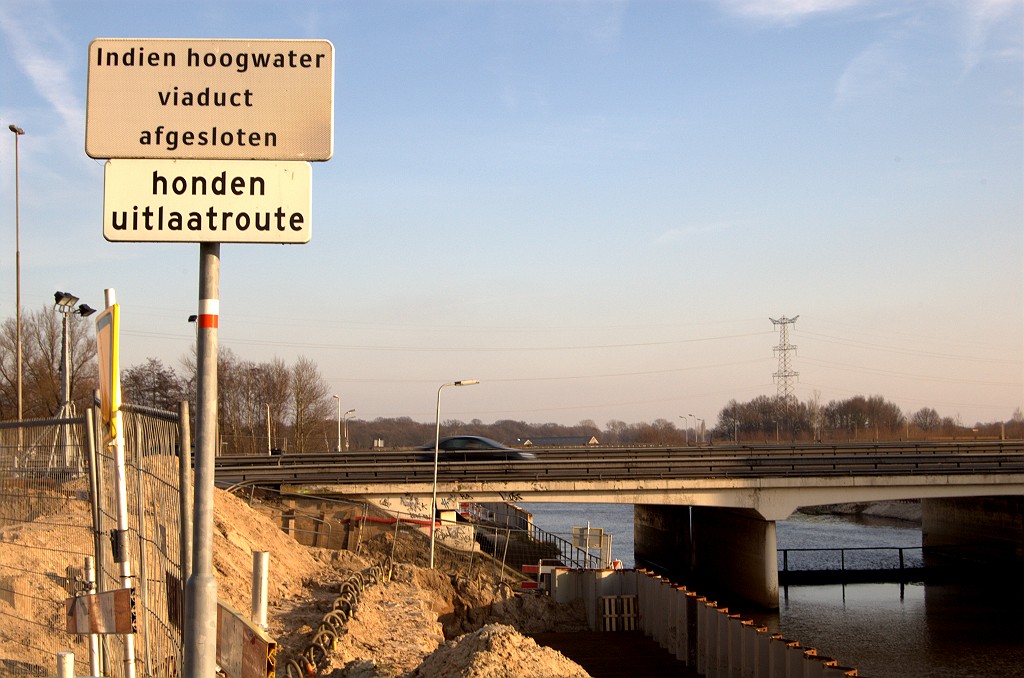 20081227-143341.bmp - Informatiebordje langs het rijwielpad dat onder de oude brug in de A2 over de Aa voert.