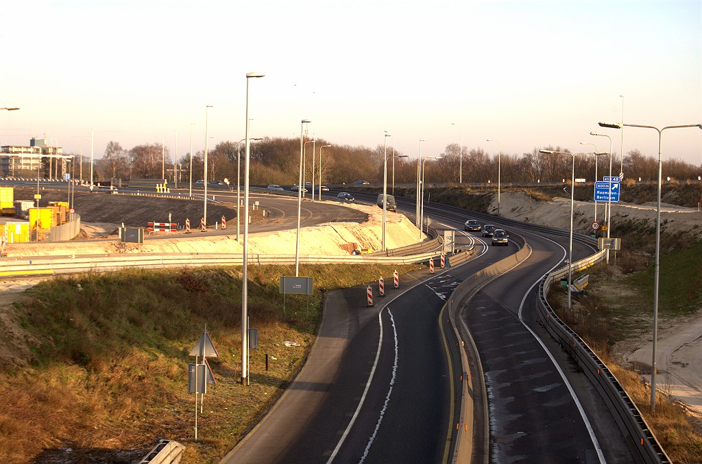 20081227-145543.bmp - A59 ten oosten van Kp. Hintham, met nieuw trace voor de verbindingsweg Nijmegen-Utrecht voorzien van asfalt.