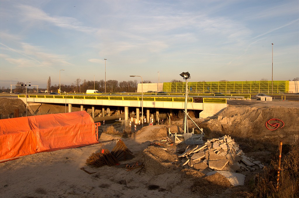20081227-152832.bmp - Nieuw viaduct in de parallelbaan west over de Graafsebaan. Links onder de oranje folie een landhoofd voor de verbindingsweg Utrecht-Nijmegen in kp. Hintham.