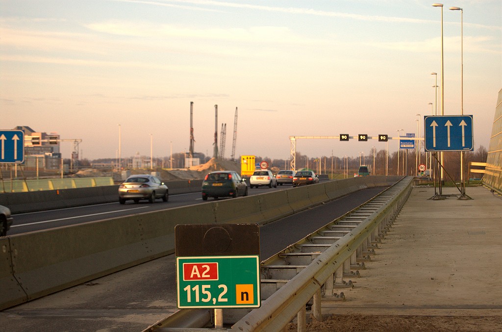 20081227-155527.bmp - Verbouwd hectometerbordje met de suffix "n", voor rangeer (parallel) baan. Het suggereert dat de parallelbanen gewoon het A2 wegnummer blijven dragen, in tegenstelling tot de Randweg Eindhoven, waar voor dat doel de N2 werd ingevoerd.