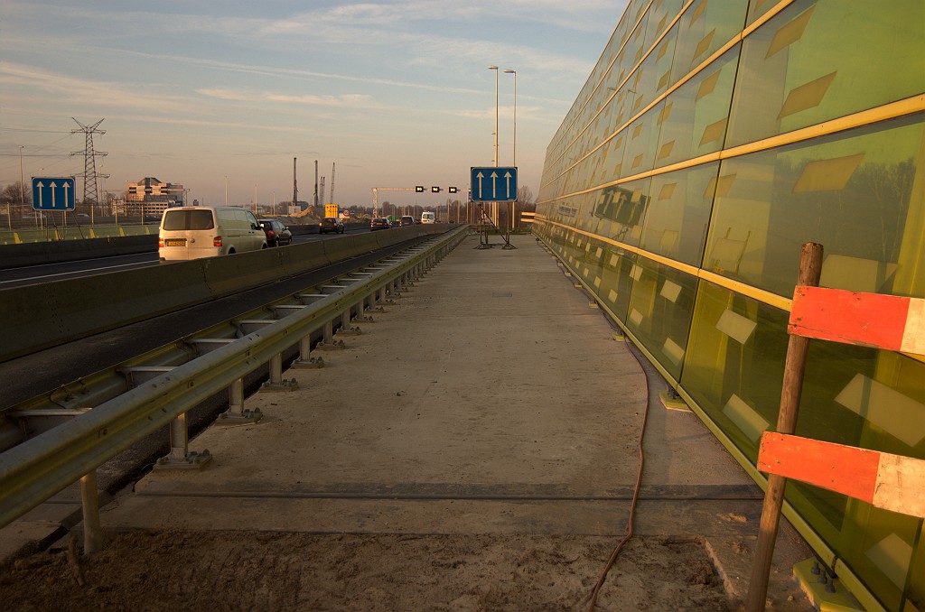 20081227-155559.bmp - Brede betonnen stoep op het oostelijk parallelbaanviaduct over de Graafsebaan. Het lijkt ongeschikt voor een toekomstige verbreding van de rijbaan.