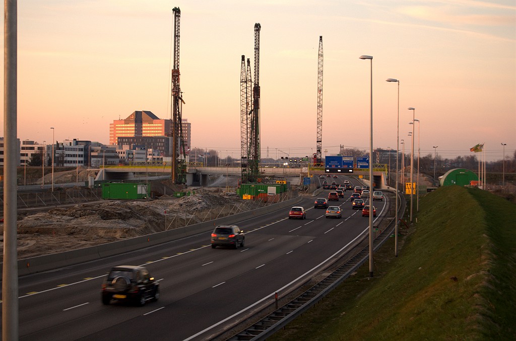 20081227-162111.bmp - Aan de zuidzijde van het spoorviaduct is een  pleinviaduct  in aanbouw, met een breedte van 94 meter. Het moet de drempel verlagen tussen de stad 's Hertogenbosch en toekomstige nieuwbouw aan de oostzijde van de A2.