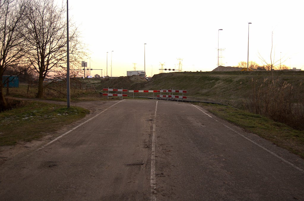 20081227-162326.bmp - Over de Burgemeester Jonkheer von Heijdenlaan kon men tot voor kort tussen 's Hertogenbosch en Rosmalen heen en weer rijden. Met de sloop van het viaduct in de A2 over die weg is daar een einde aan gekomen.