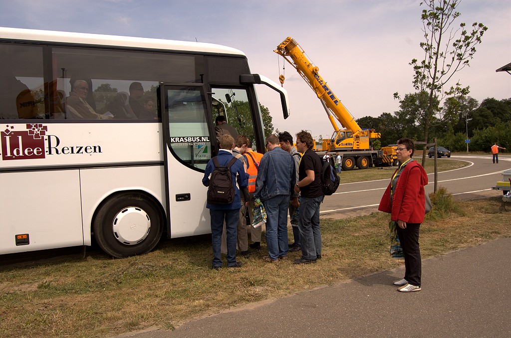20090606-125745.bmp - Instappen voor de eerste grote attractie: een uur durende bustour over de rondweg.