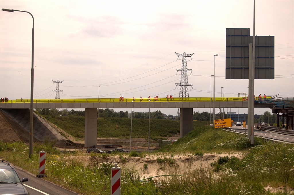 20090606-130925.bmp - KW 14, hoogste kunstwerk in het project, bevolkt door bezoekers van de open dag. Onder de linker moot komt de verbindingsweg Nijmegen-Eindhoven te liggen.
