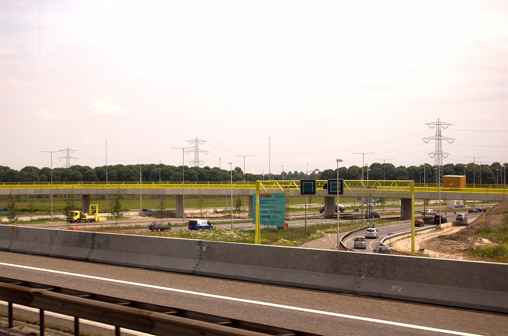 20090606-131303.bmp - Openstelling van de nieuwe verbindingsweg Waalwijk-Utrecht in het knooppunt Empel, die over het nieuwe geel-gearmde viaduct loopt, is voorzien voor 20 juni 2009 (twee weken na fotodatum).