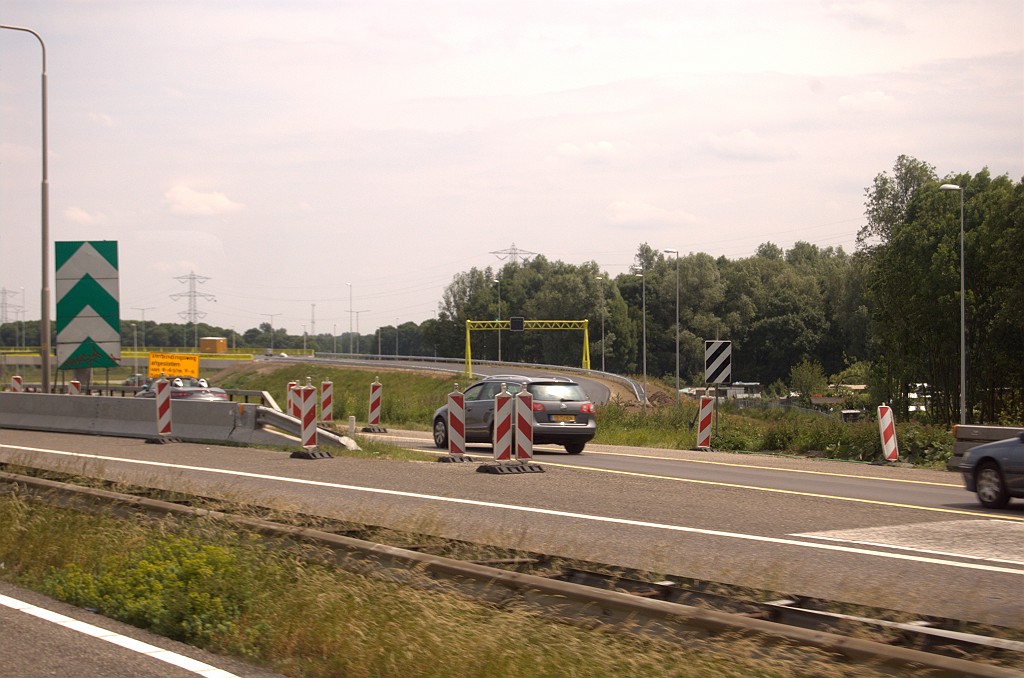 20090606-131312.bmp - Solitair matrixbord boven de verbindingsweg Waalwijk-Utrecht. Volgens de tracekaart wordt het inderdaad een enkelstrooks wegvak. Het viaduct lijkt breed genoeg voor een eventuele tweede rijstrook.