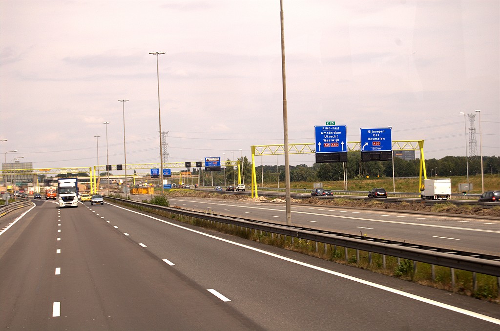 20090606-133745.bmp - Evenals in de Randweg Eindhoven wordt het doorgaande verkeer tijdelijk over de parallelrijbanen geleid, maar dankzij het autosnelwegprofiel heeft dat niet van die krappe rijstrookjes tot gevolg.