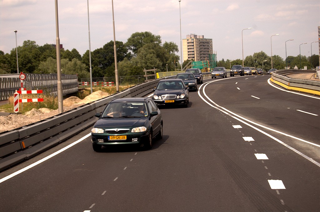 20090606-134109.bmp - Slingertrace in de N617 over de eerste van een aantal nieuwe viaducten in de aansluiting St. Michielsgestel. Oude viaduct gesloopt. Links hulpbrug voor wielrijders en voetgangers.