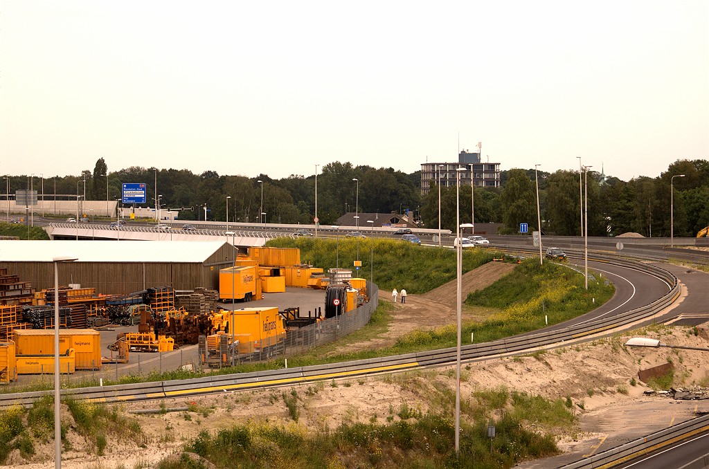 20090606-152032.bmp - Mooie zichtlokatie voor de aannemer vanaf KW 14. Als het terrein tenminste niet moet wijken voor de te verleggen Zuid-Willemsvaart. De wandeling van KW 14 terug naar de directieketen loopt tussen de A59 en het Heijmans terrein en vervolgens onder de nieuwe brug over de toekomstige Zuid-Willemsvaart.