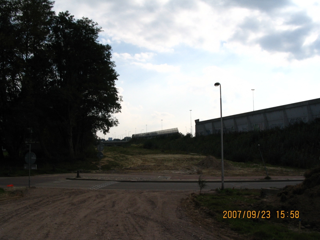 IMG_0510.JPG - Welschapsedijk, in de wijk Lievendaal, waar men een stukje geluidsscherm gesloopt heeft om een toegangsweg voor bouwverkeer te creeeren.