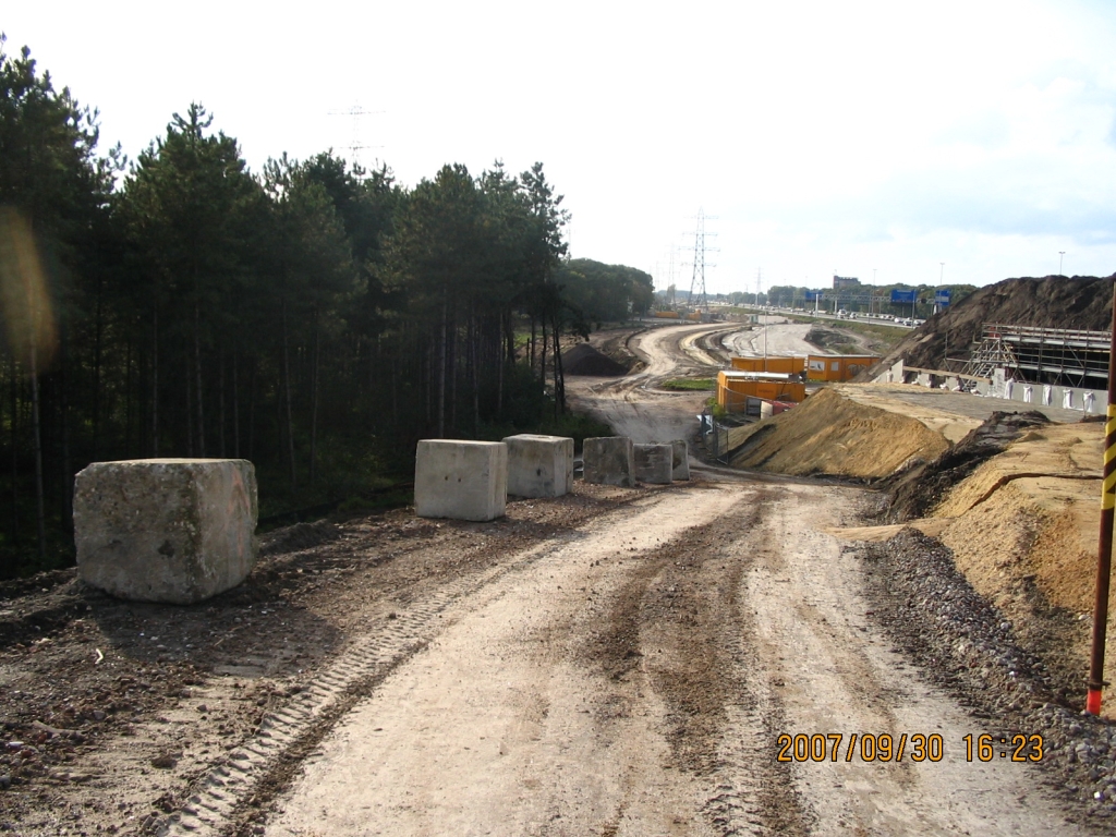 IMG_0532.JPG - Steile werkverkeerbaan met provisorische betonblok-vangrails.