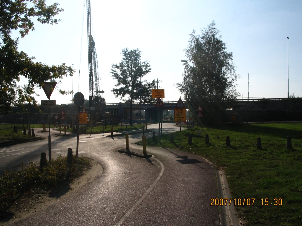 IMG_0565.JPG - De verkorting van het Cranenburgh viaduct is mogelijk omdat er alleen een busbaan en een fietspad onderdoor gaan.