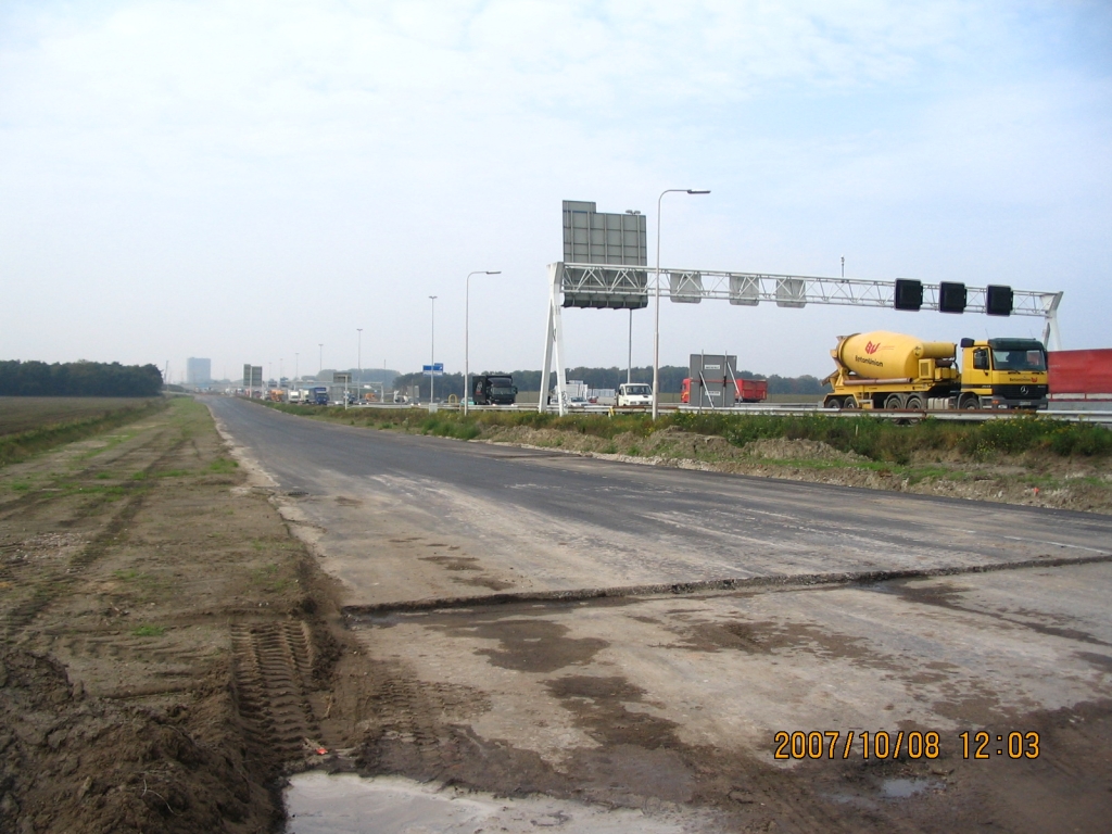 IMG_0589.JPG - A67, viaduct Holstlaan, zuidzijde, kijkrichting west. Gaat goed met het asfalt hier.