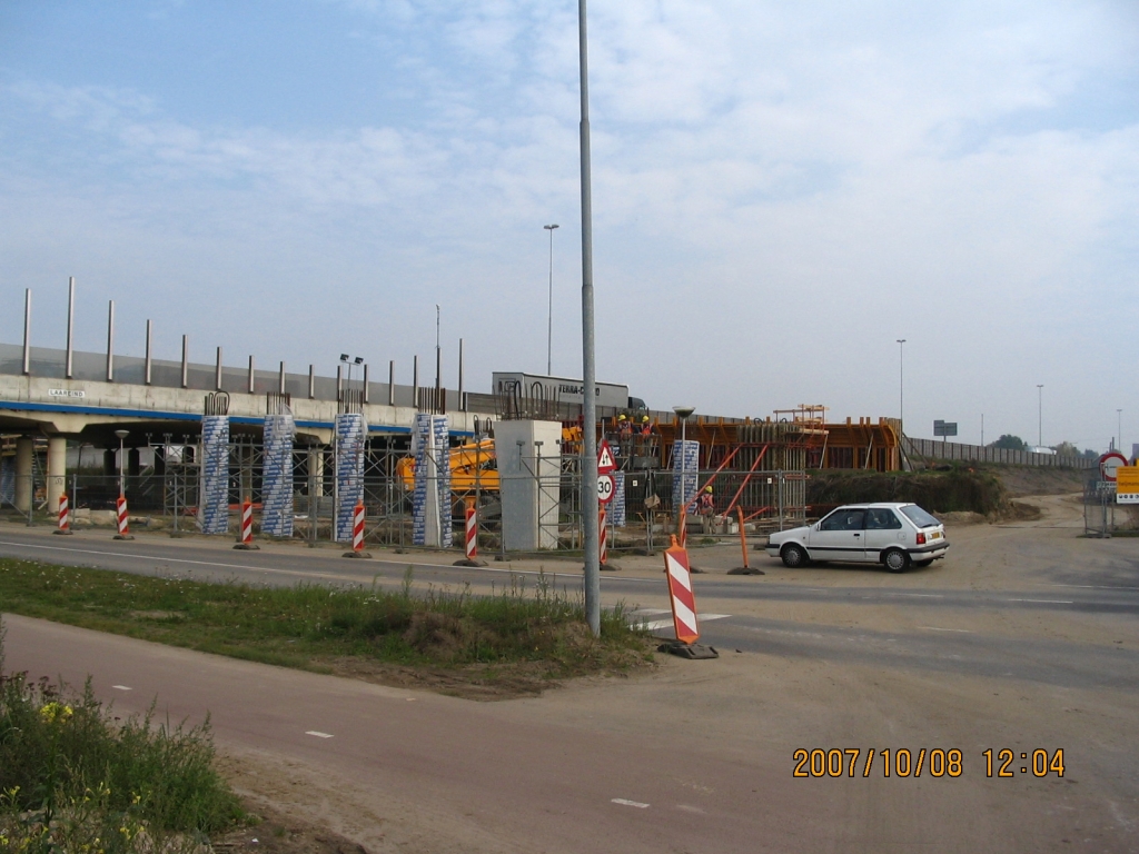 IMG_0590.JPG - Viaduct Holstlaan, waar men de bestaande pilaarvormen wil handhaven, behalve die aan de randen.