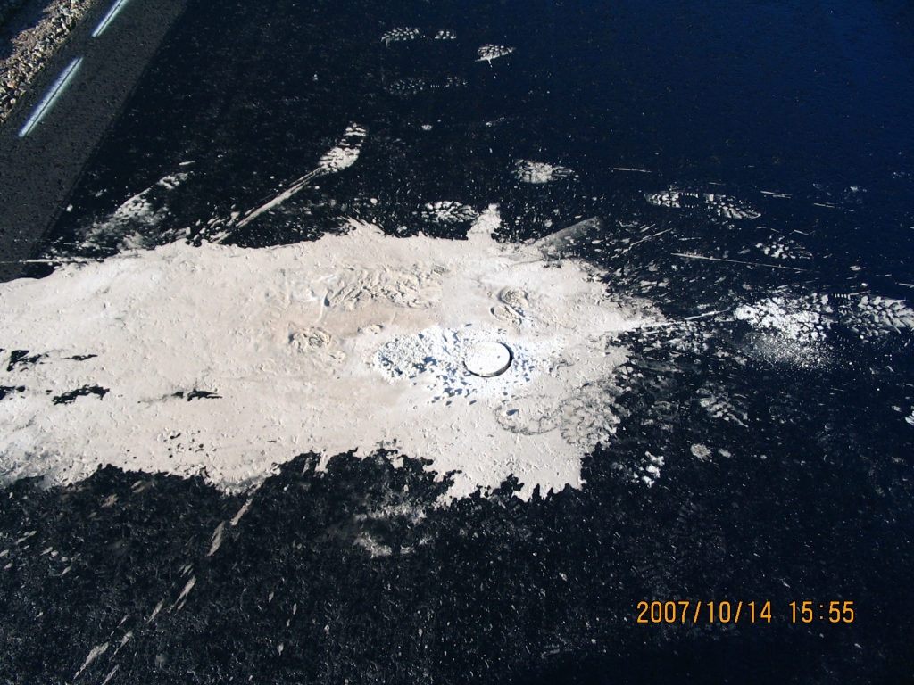 IMG_0687.JPG - Op meerdere plekken in het nieuwe asfalt kan men dit zien: het lijkt erop dat er een soort van proefboring gedaan is, waarlangs nat zand omhoog gekomen is.
