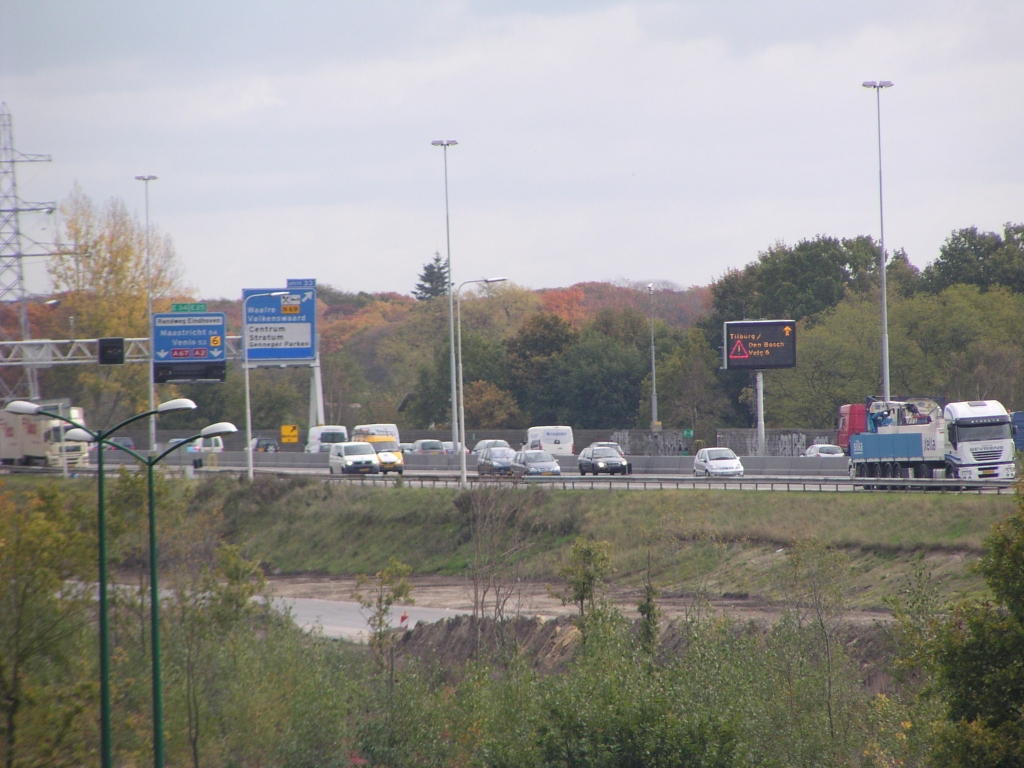 p1010008.jpg - A67 noord tussen Holstlaan en Gestelsestraat, ook hier parallelbaan in geasfalteerde toestand.