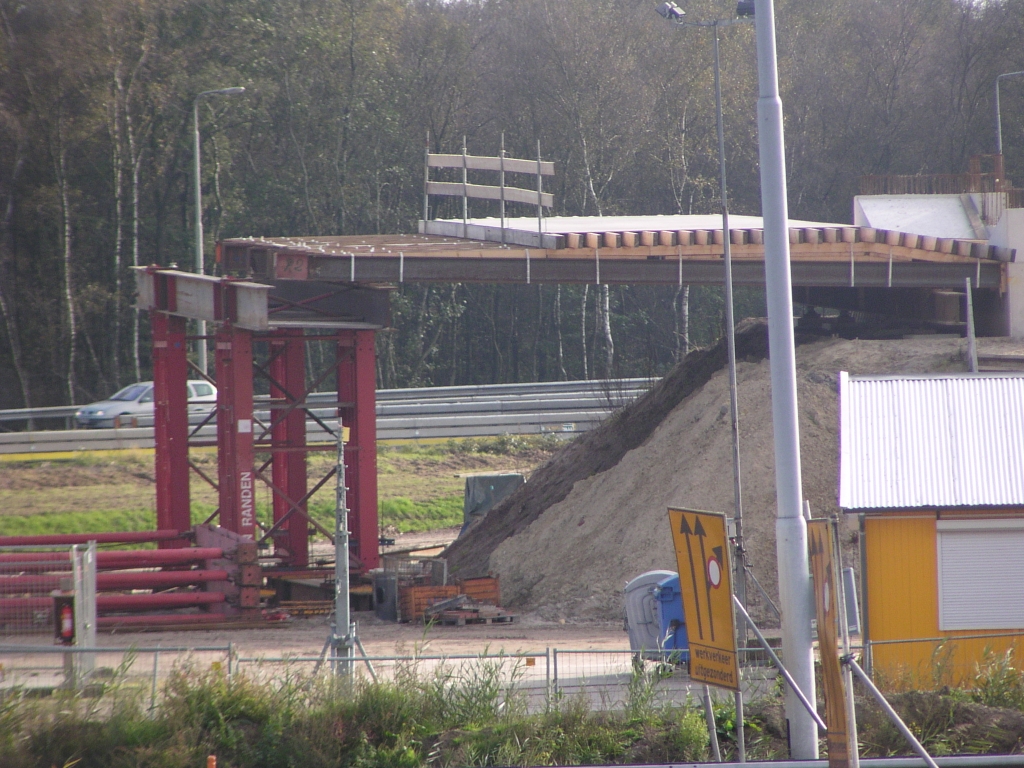 pa200030.jpg - Westelijk hoofd van de Dommelbrug A2->A67 parallelbaan (denk ik). Hmm, zou dat staal niet slechts de betonbekisting gaan dragen en uiteindelijk weer verwijderd worden?
