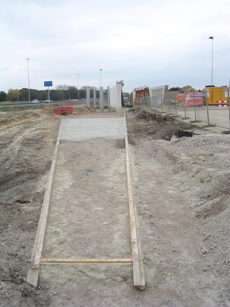 pa210003.jpg - Funderingswerk nabij het viaduct parallelbaan A58 oost->parallelbaan A2 Eindhoven westtangent over de verbindingsweg A58 west->hoofdrijbaan A2 Eindhoven westtangent bij Kp Batadorp. Een soort terre armee techniek met dat relatief dunne beton over zand?