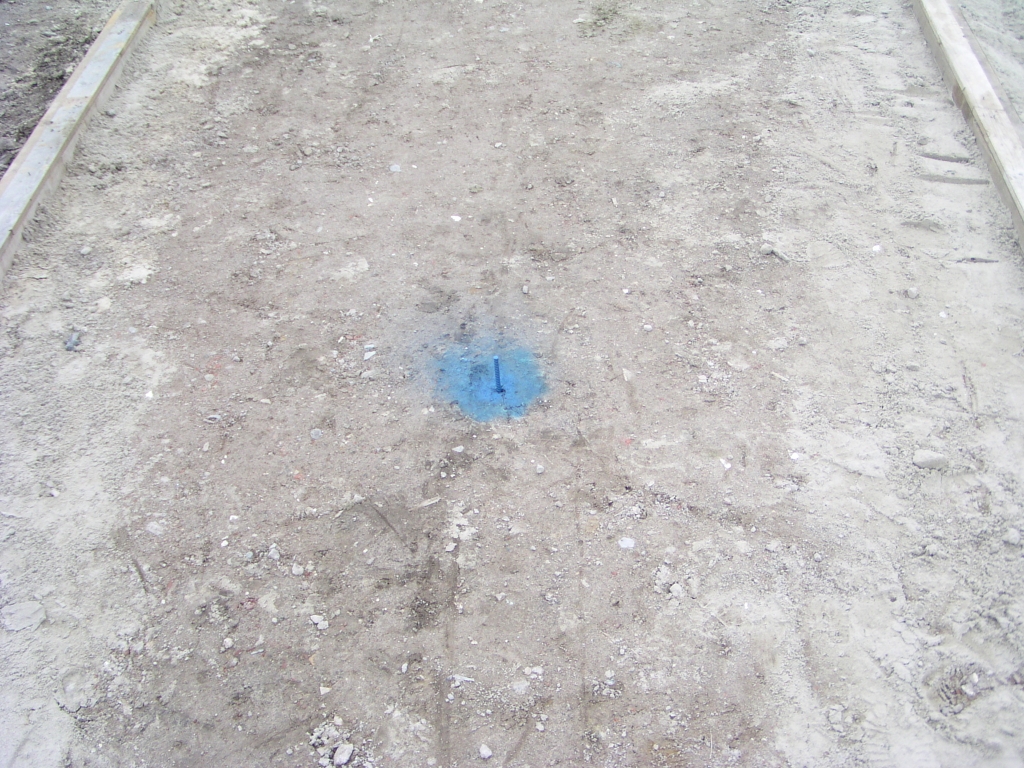 pa210004.jpg - Uit het zand steekt een stukje blauw geverfd betonstaal dat zal gaan aanvlechten op de bewaping van de betonnen deklaag, denk ik.