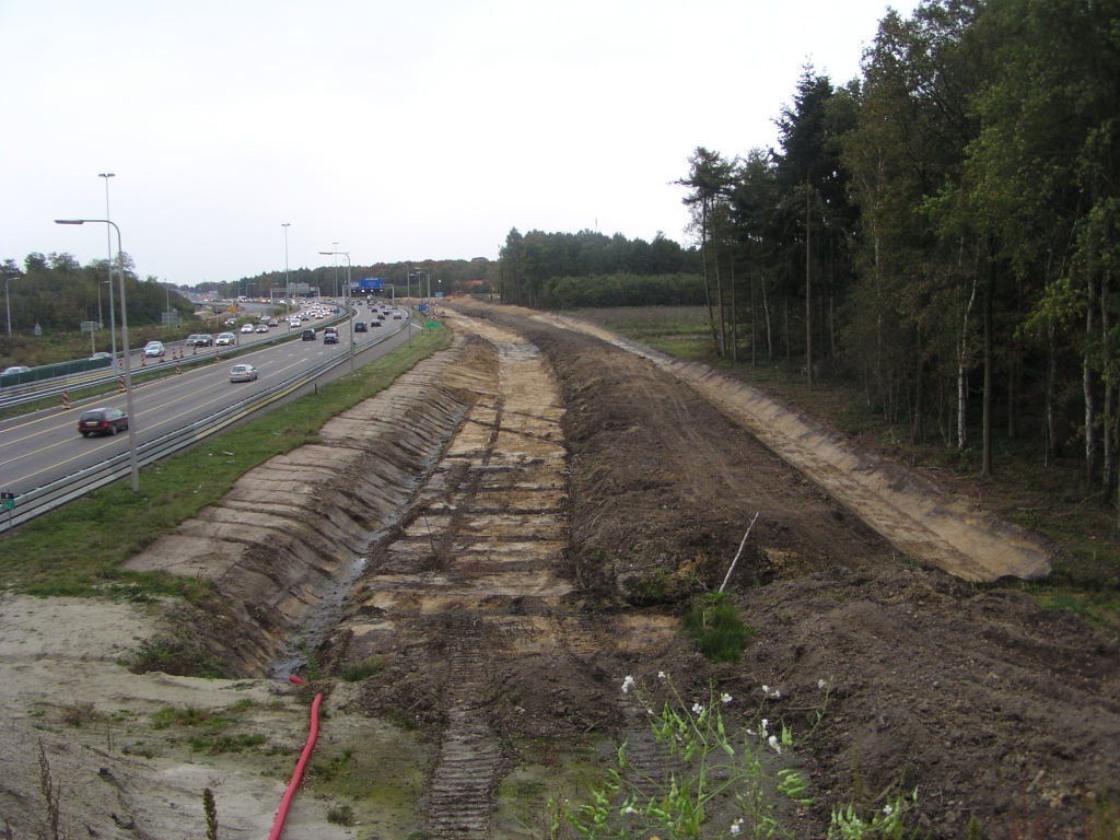 pa210007.jpg - Verplaatsen van de begrenzingssloot gezien vanaf het viaduct aansluiting Welschap. De oude sloot is leeggezogen en al gedeeltelijk gedempt. Rechts de nieuwe sloot.