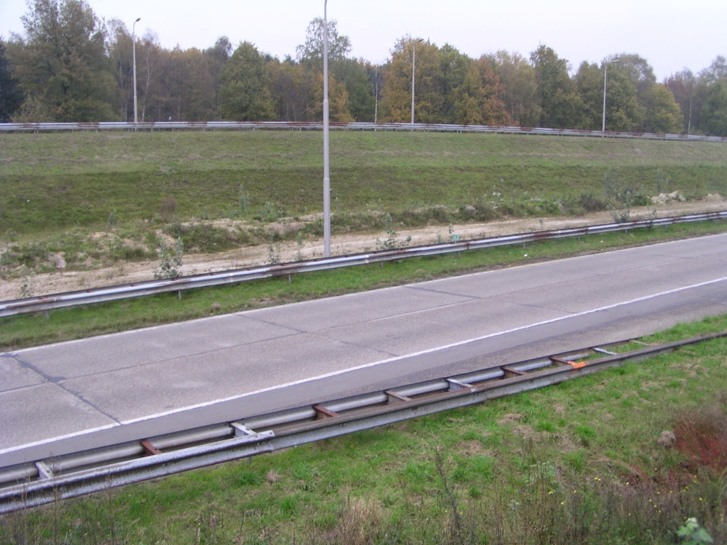 pa270003.jpg - Met het Verbredingsproject wordt het historische RW63 betontrace in Eindhoven weer een stukje korter. Dit gedeelte verschuift in de richting van het zand even verderop, waar ooit de noordbaan van RW63 lag; het daarachter gelegen talud t.b.v. de A2 oprit vanuit Strijp wordt nog iets naar het noorden verlegd.