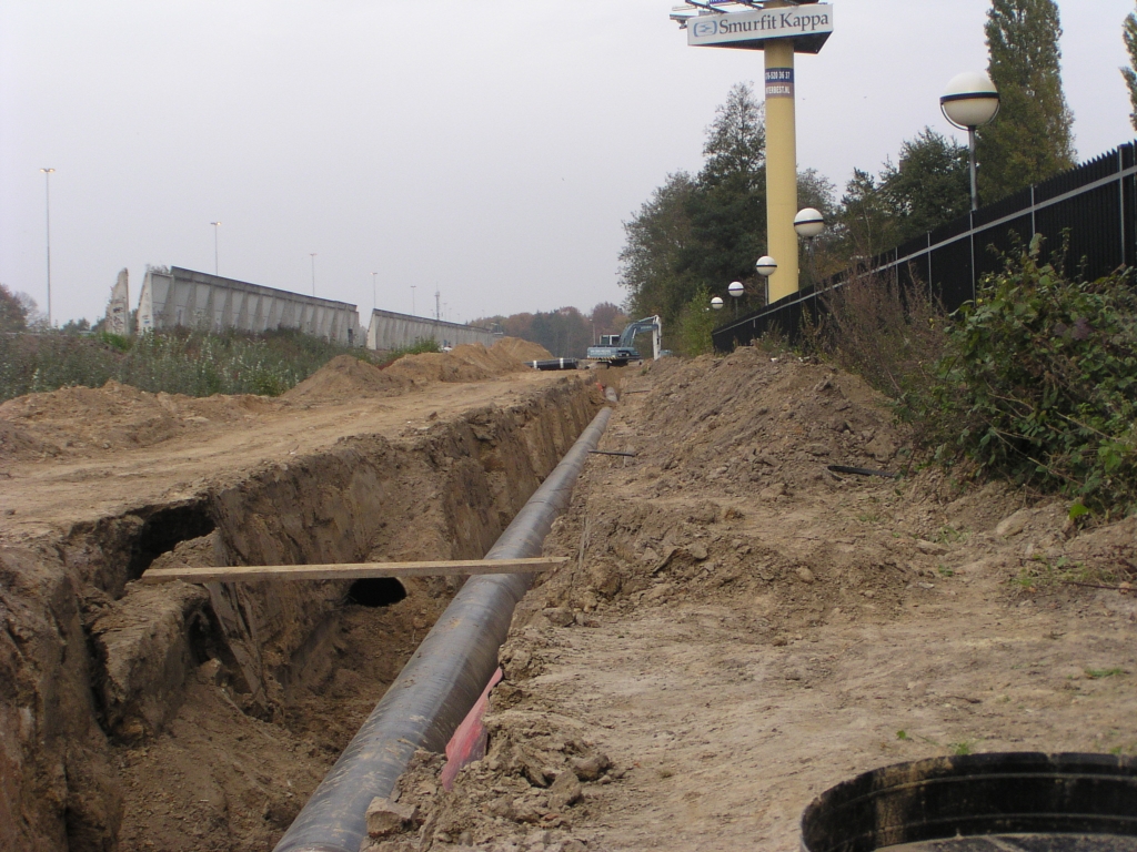 pa280011.jpg - De nieuwe waterleiding buigt om het hek van het bedrijventerrein Lievendaal heen, op weg naar het punt waar hij de A2 zal kruisen.