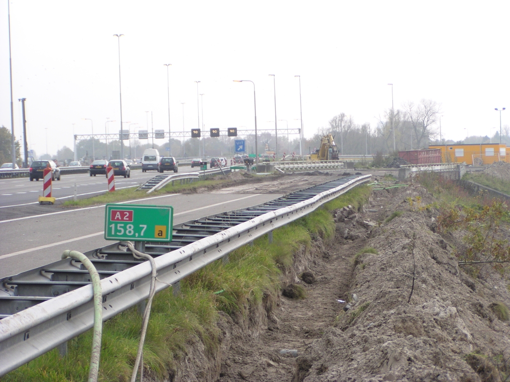pa280015.jpg - En hier, bij hm paaltje 158,7, wordt Eindhoven voorzien van vers water. Het is maar dat men het weet.