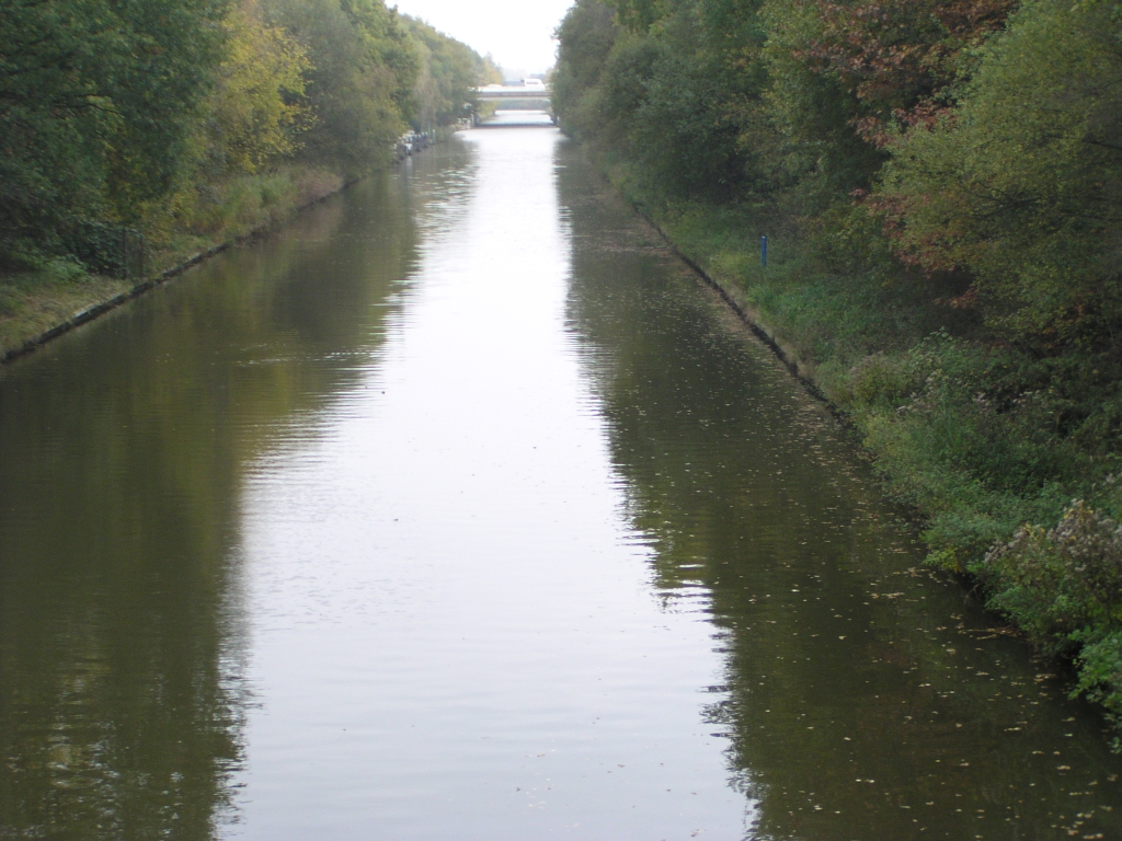 pa280018.jpg - En hier het Beatrixkanaal waar de hoofdwaterleiding onderdoor gaat.
