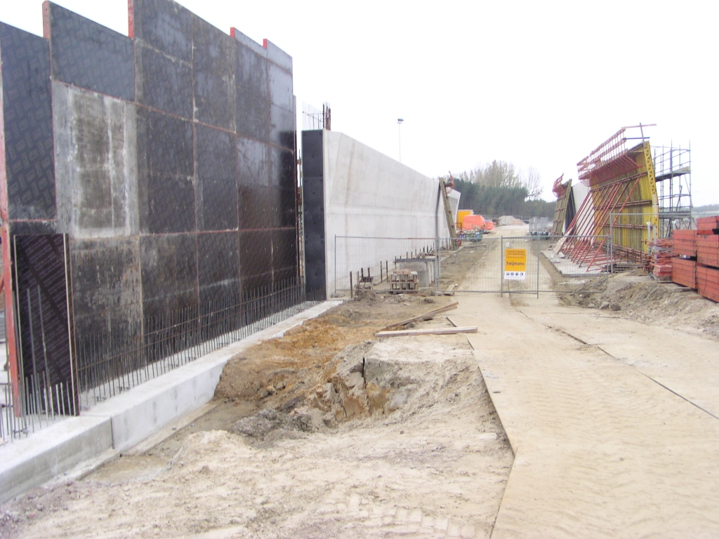 pa280033.jpg - Wat betongebruik betreft is het enkelstrooks tunneltje in Batadorp west tot nu toe koploper van de Verbreding.
