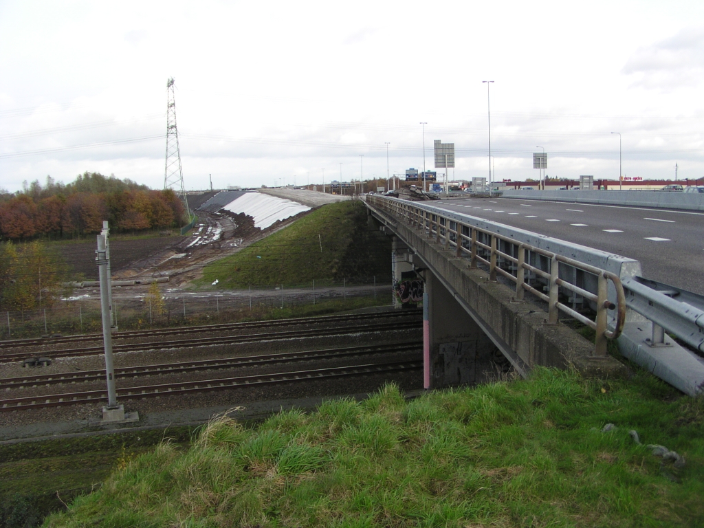 pb100003.jpg - Vacant noordelijk spoorviaduct tussen Ekkerswijer en Batadorp.