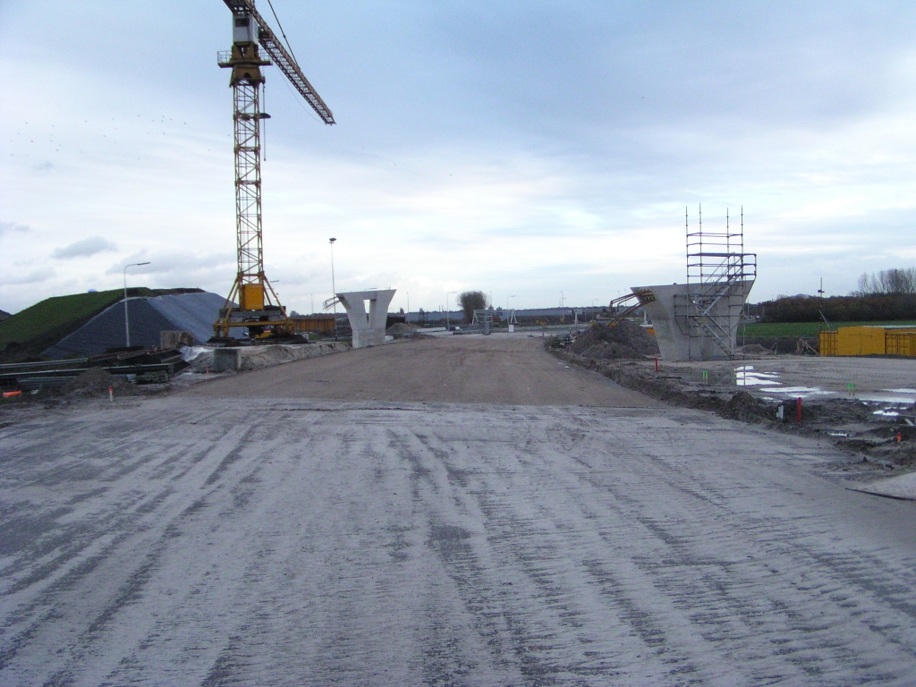 pb100007.jpg - Met het gereedkomen van de pilaren is nu de ruimte beschikbaar om de nieuwe A58 west->A2 boog te completeren. Het meeste asfalt tot aan de Oirschotsedijk ligt er immers al.