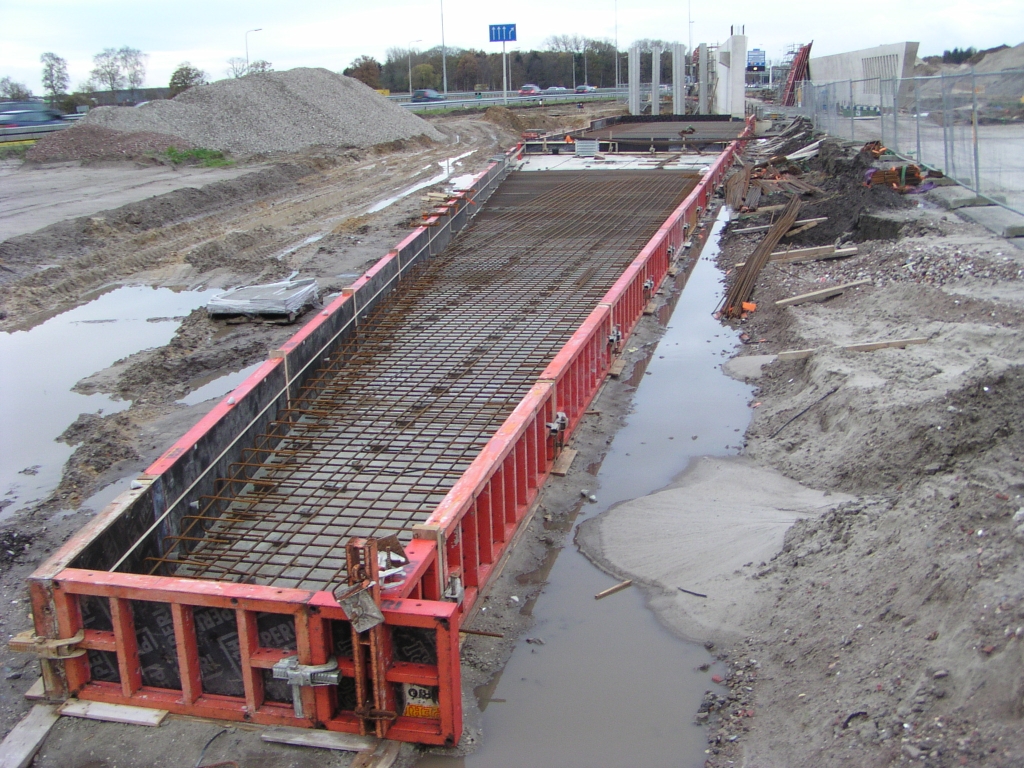 pb100009.jpg - Voortgang met de betonkolos t.b.v. de enkelstrooks verbindingsweg voor verkeer vanaf Tilburg naar de hoofdrijbaan richting Maastricht.
