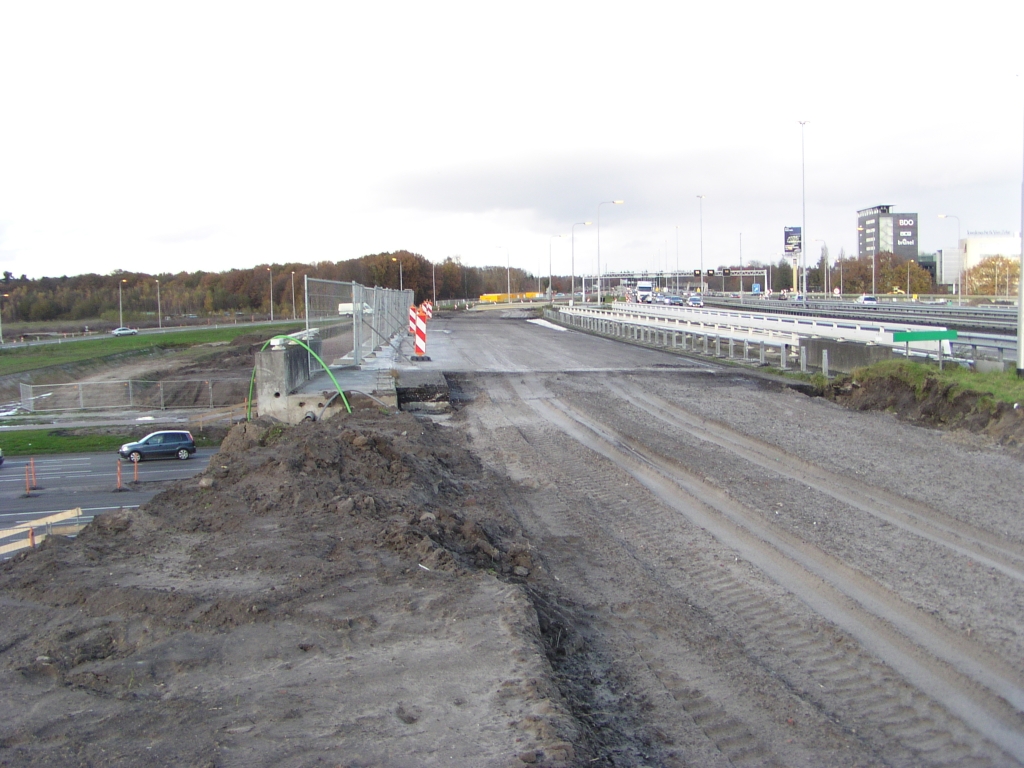pb110005.jpg - Hier ging eerst de toerit Veldhoven richting Maastricht overheen. Ook hier zal gesloopt moeten worden: het viaduct is te smal voor parallelbaan gebruik.