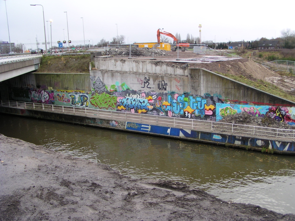 p2007112507.jpg - Het viaduct in de vroegere uitvoeger Veldhoven is volledig gesloopt en legt de onderwereld pijnlijk bloot.