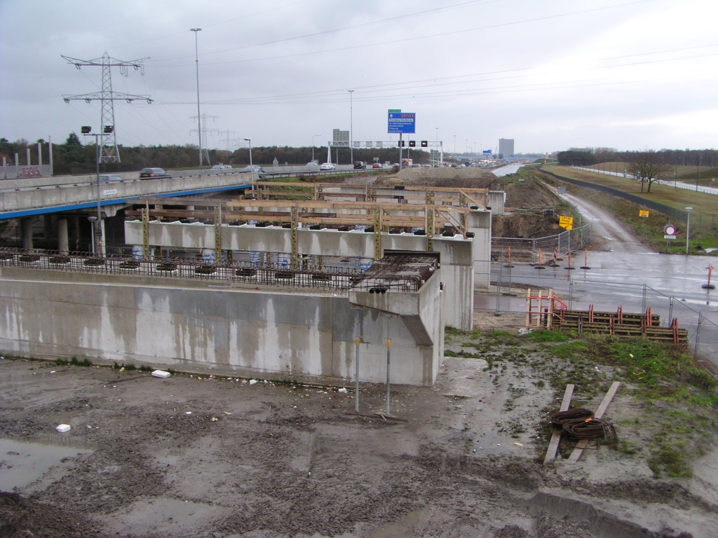 p2007112509.jpg - Viaduct Holstlaan, vier van de vijf betonrijen gereed. Het plaatsen van de liggers is gepland voor 9 t/m 11 januari 2008. Zie ook het  Eindhovens Dagblad .
