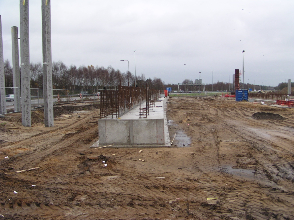 p2007112516.jpg - Buigende hoofdrijbaan contour zichtbaar in dit betonlichaam.