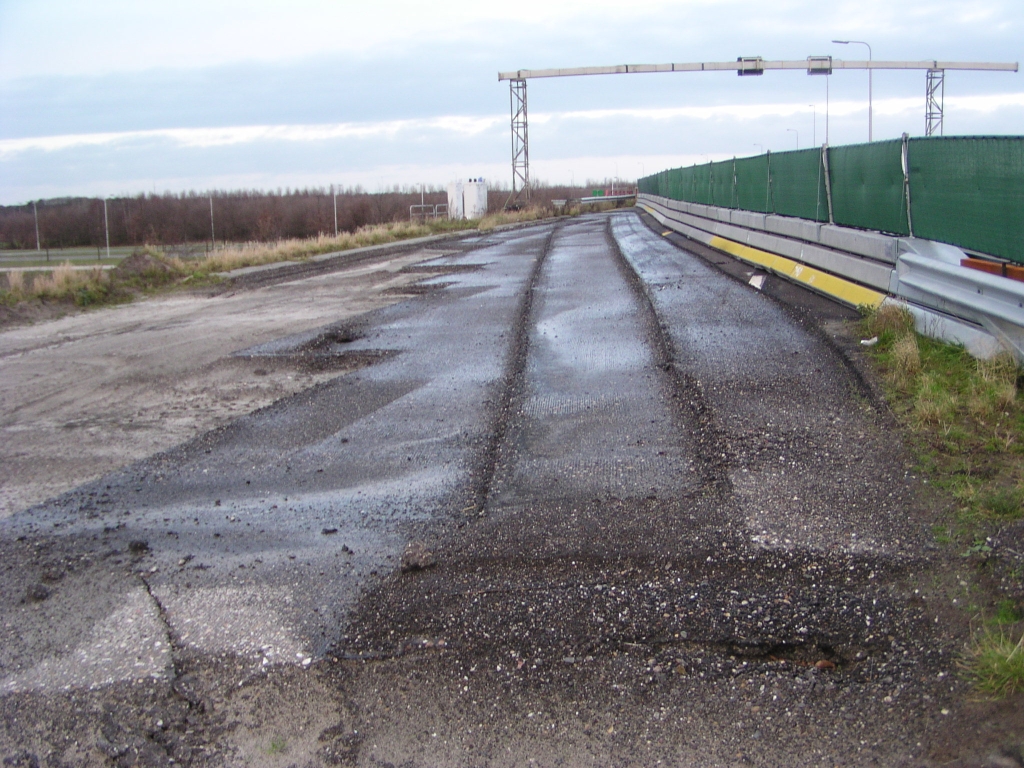 pc090038.jpg - Een kijkje hoe de asfaltschraper aan het werk is geweest bij de oude A2 rijbaan vanuit Den Bosch.