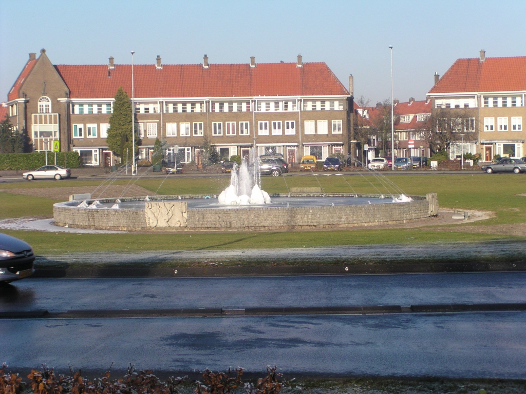 pc220005.jpg - Snel even een off-topic plaatje van een winterse fontein op het Floraplein.