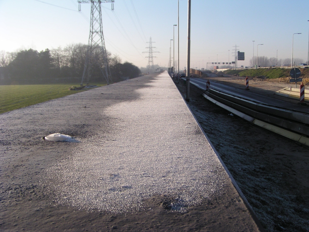 pc220025.jpg - Meer winterse foto's van de betonnen sierrand op het geluidsscherm toerit N69->A67 Venlo.